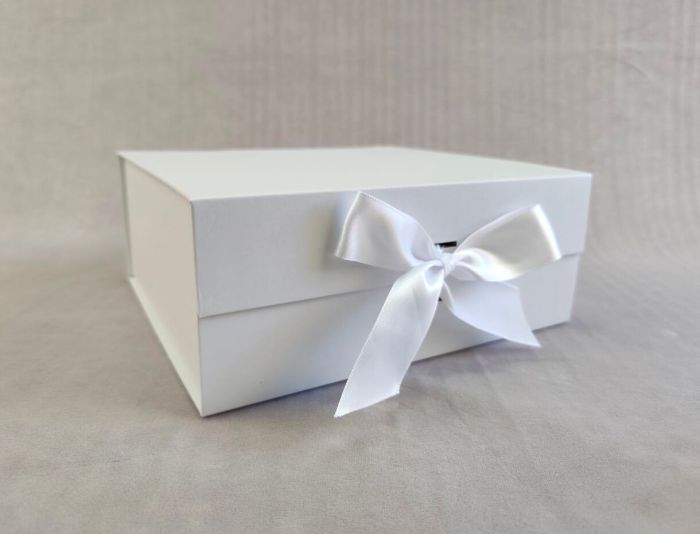 Коробка подарункова 20*18*8см біла