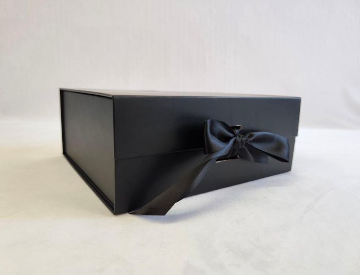 Коробка подарункова 33*25*12см чорна