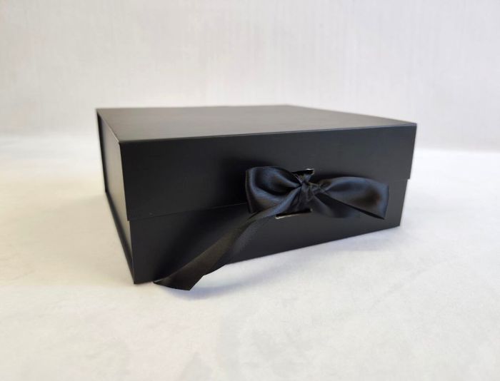 Коробка подарункова 20*18*8см чорна