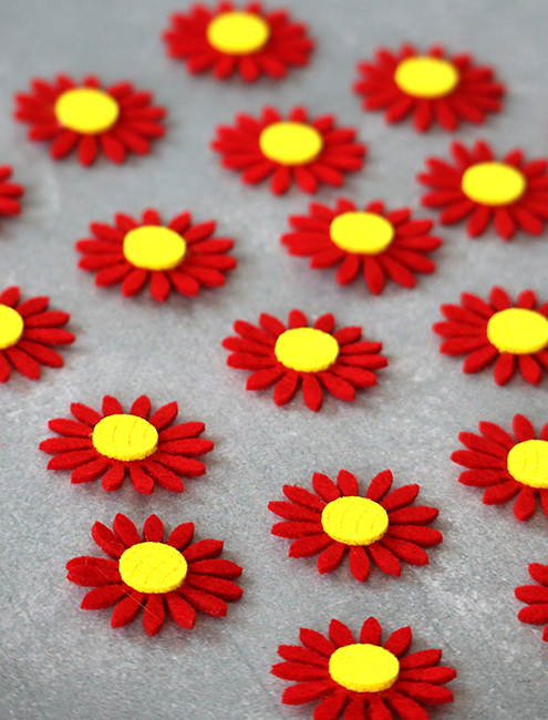 Décor with felt Chamomile, red, 4 cm