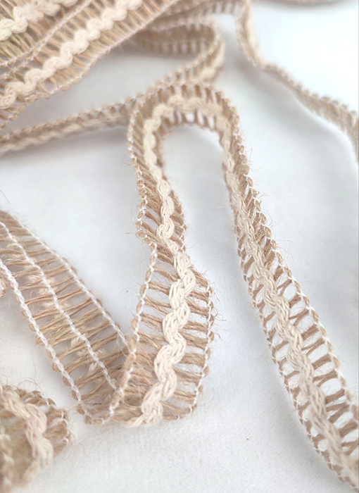 Jute ribbon 1.5 cm, zigzag, 50 m per roll.