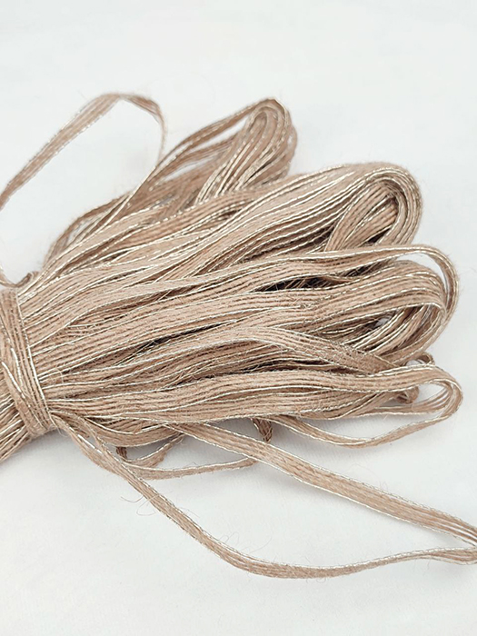 Jute ribbon 0.6cm, natural with gold border, 100 m per roll.