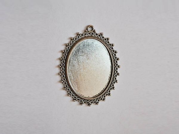 Accessories metal Pendant with woven silver rim