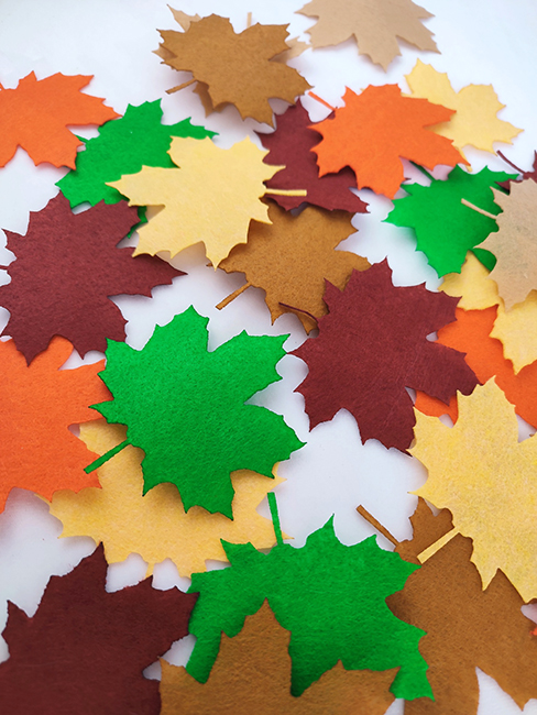 Maple leaves made of felt, 9cm, 6pcs per pack.